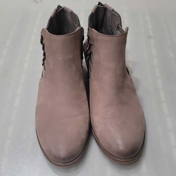 Vince Camuto PRESTETTA Pointed Toe Cut Out Side Braided Ankle Boots Sz 7.5M - Picture 2 of 11